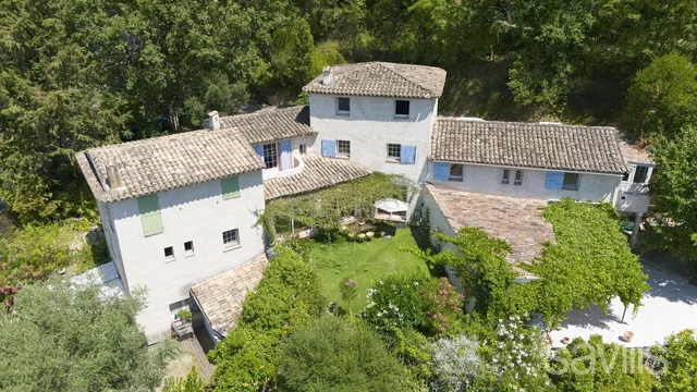 Maison et environs; lumière naturelle, vue