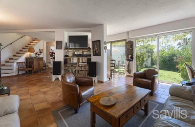 Salon; carrelage, lumière naturelle, vue