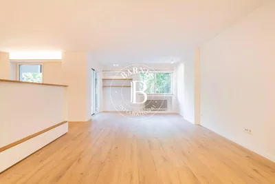 Wohnzimmer; holzboden, tageslicht