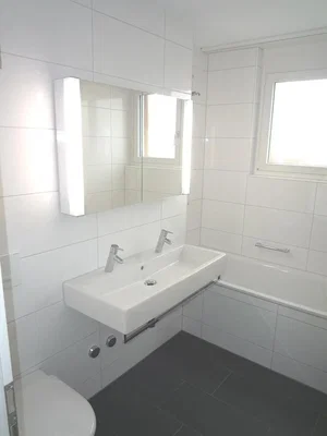 Banyo; fayans zemin, doğal ışık