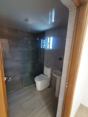 Toalet; pločice, prirodno svjetlo