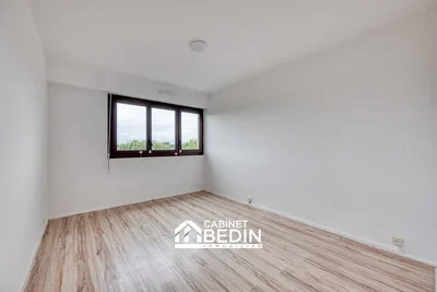 Chambre; parquet, lumière naturelle