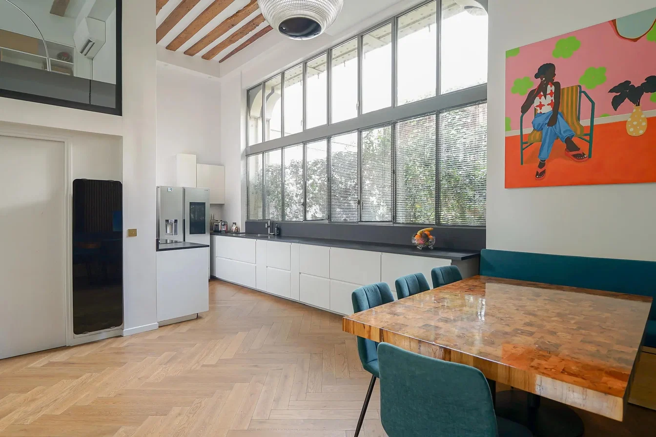 Küche; küchengeräte, holzboden, tageslicht, moderner stil