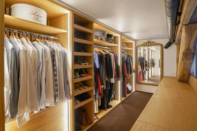 Garderobe; holzbalken, holzboden, renoviert, tageslicht