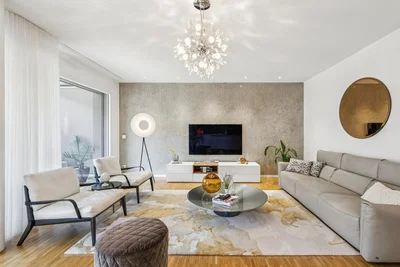 Wohnzimmer; tageslicht, moderner stil, holzboden