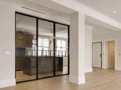 Woonkamer; houten vloer, natuurlijk licht, keukenapparatuur