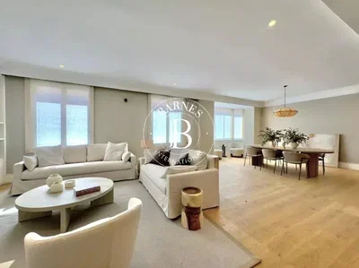 Woonkamer; houten vloer, natuurlijk licht, moderne stijl