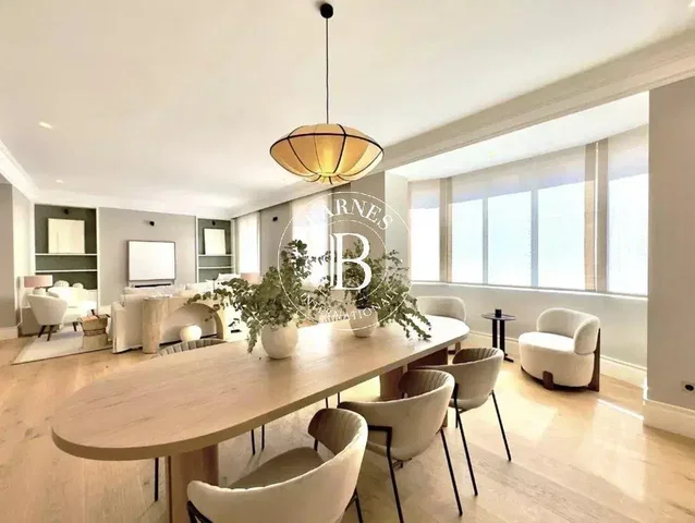 Living room; natural light, modern style, wood floor