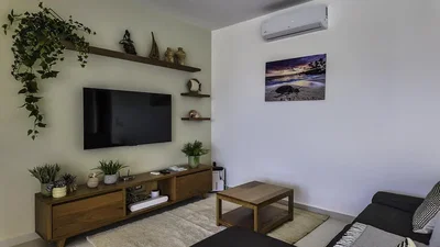 Oturma odası; doğal ışık, modern stil, ahşap zemin