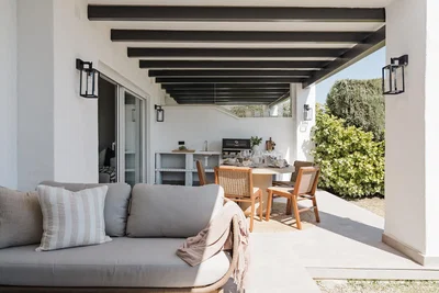 Terrasse; lumière naturelle, style moderne, poutres en bois