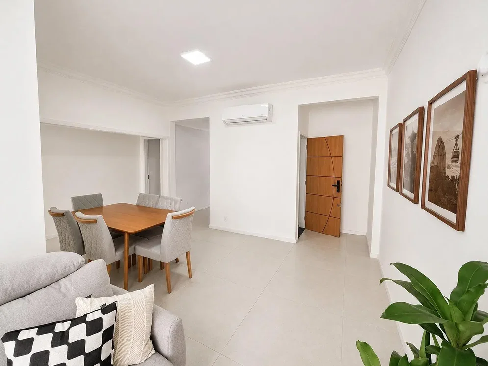 Salón; luz natural, suelo de baldosas