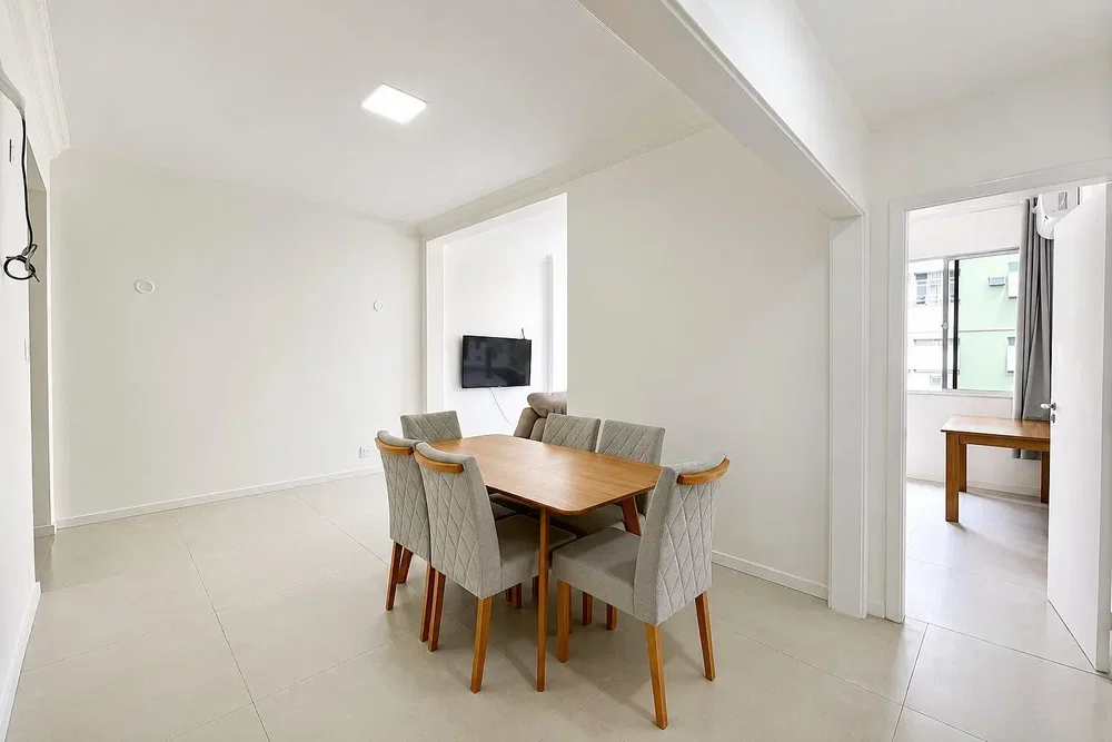 Salón; suelo de baldosas, luz natural