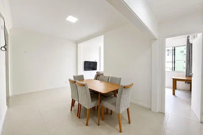 Salón; suelo de baldosas, luz natural
