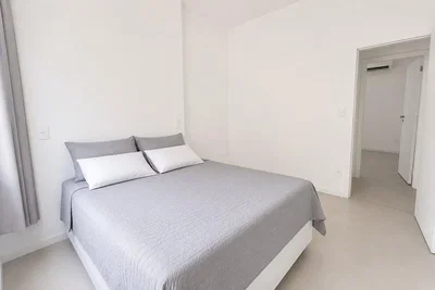 Dormitorio; luz natural, suelo de baldosas