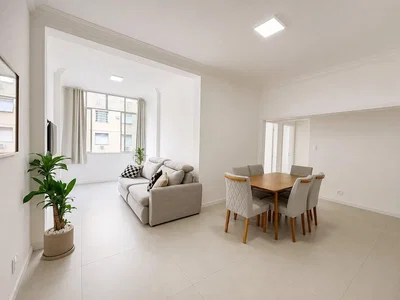 Salón; suelo de baldosas, luz natural, estilo moderno
