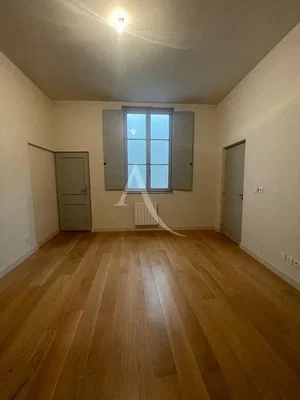 Schlafzimmer; holzboden, tageslicht