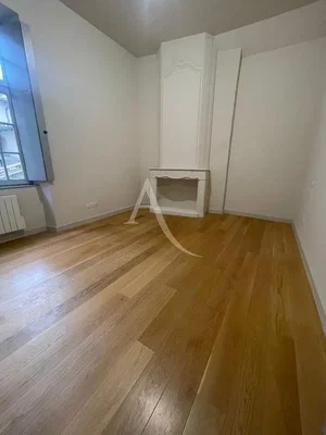 Schlafzimmer; holzboden, tageslicht