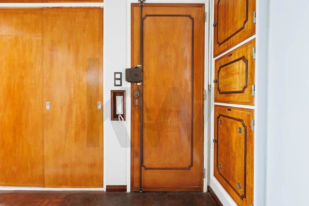 Guardaroba; pavimento in legno, travi in legno, ristrutturato