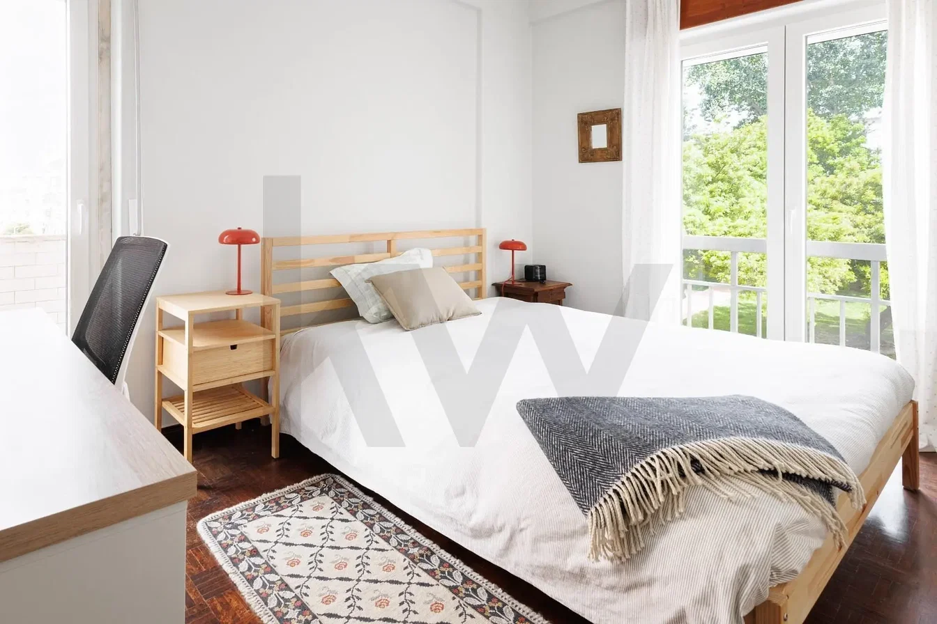 Camera da letto; luce naturale, pavimento in legno