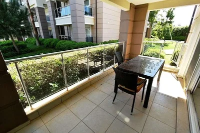 Balkon; fayans zemin, doğal ışık