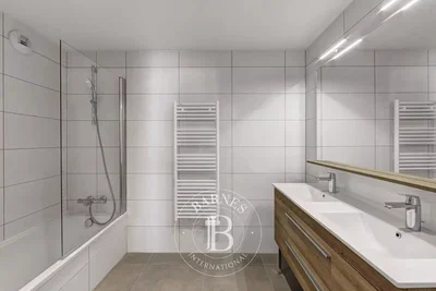 Banyo; tadilatlı, fayans zemin, doğal ışık