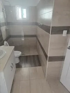 Salle de bain; carrelage, lumière naturelle