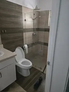 Toilettes; carrelage, lumière naturelle