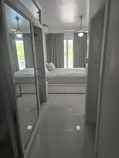 Chambre; lumière naturelle, carrelage