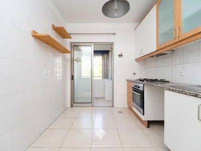 Cuisine; carrelage, électroménager, lumière naturelle