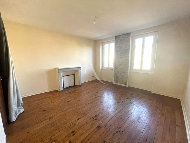 Salon; parquet, lumière naturelle, cheminée, nécessite rénovation
