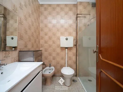 Тоалет; плочице, потребна реновација
