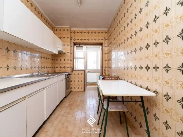 Кухиња; плочице, потребна реновација