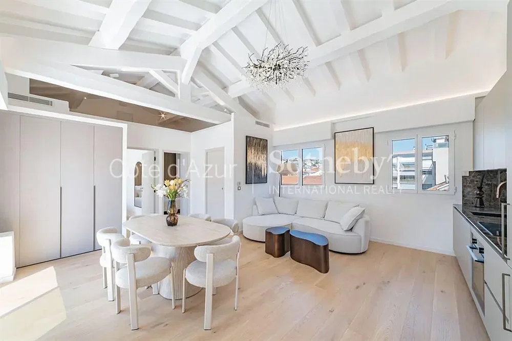 Salon; parquet, lumière naturelle, style moderne