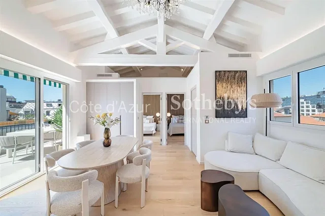 Salon; lumière naturelle, poutres en bois, hauteur sous plafond, style moderne