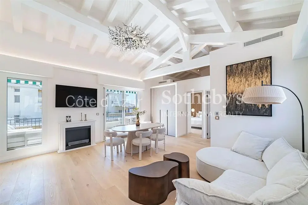 Salon; parquet, hauteur sous plafond, lumière naturelle, style moderne, cheminée