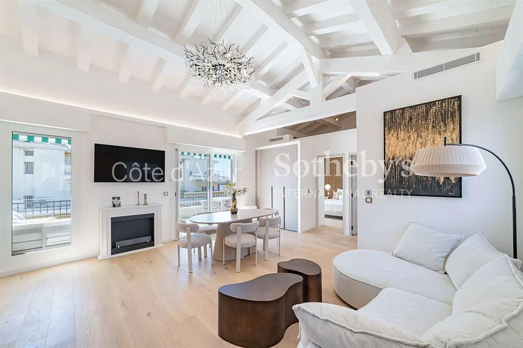 Salon; parquet, hauteur sous plafond, lumière naturelle, style moderne, cheminée