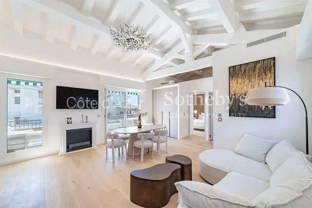 Salon; parquet, hauteur sous plafond, lumière naturelle, style moderne, cheminée