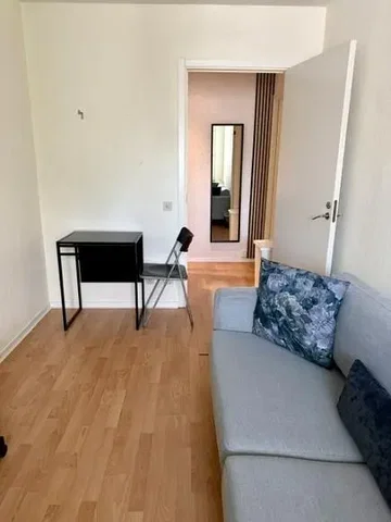 Wohnzimmer; holzboden, tageslicht
