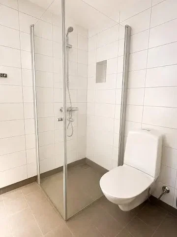 Toilette; fliesenboden