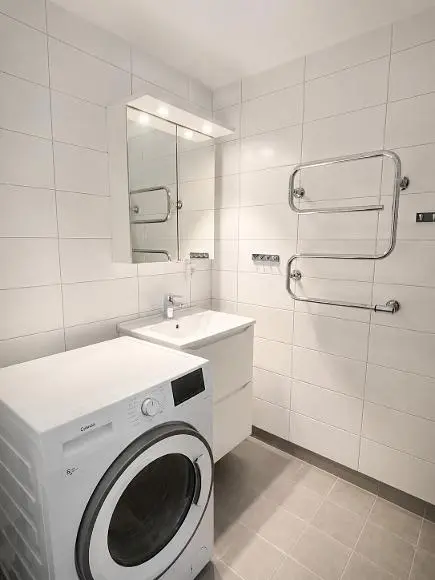 Toilette; fliesenboden, renoviert, tageslicht