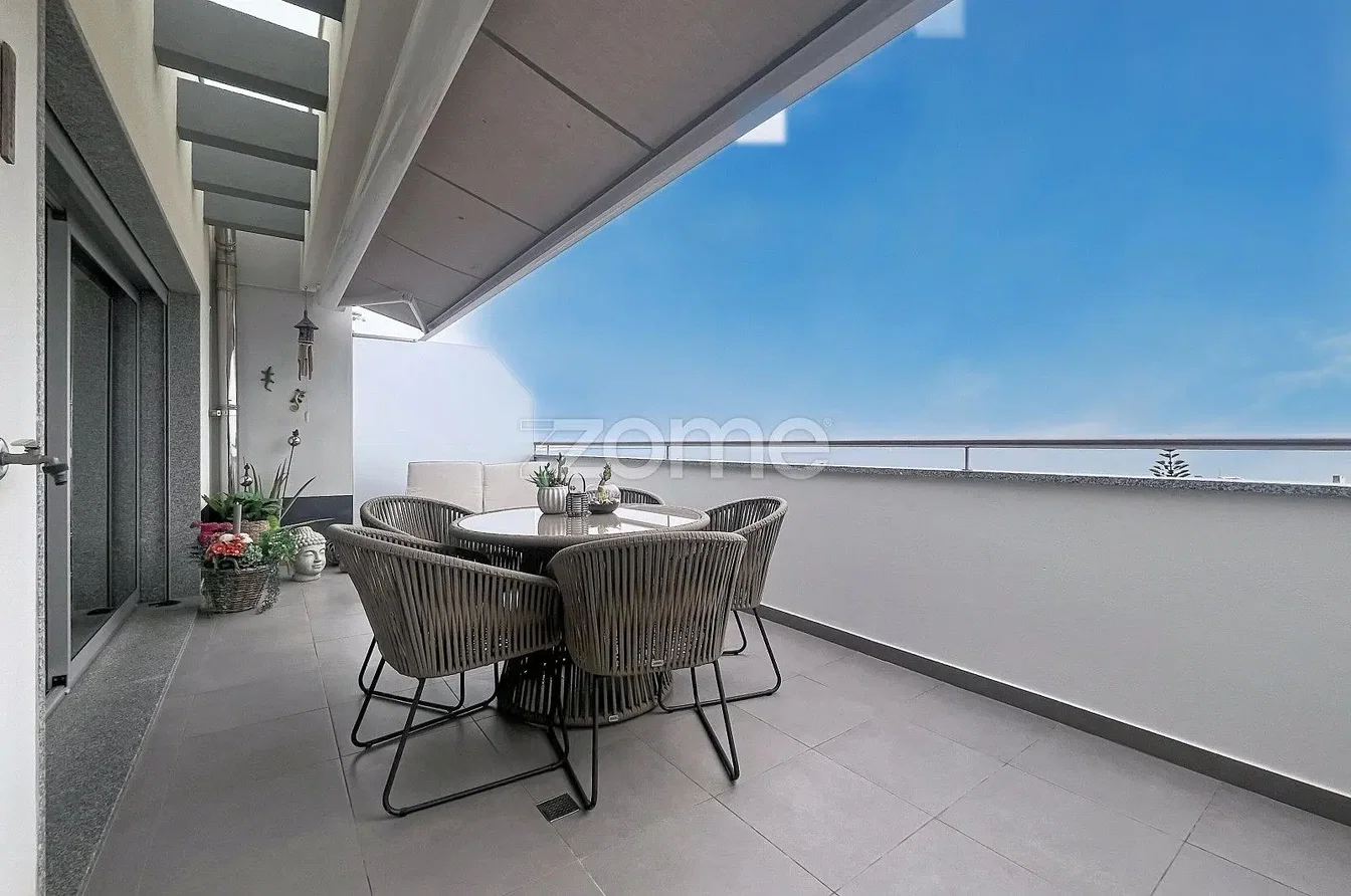 Balcon; lumière naturelle, carrelage