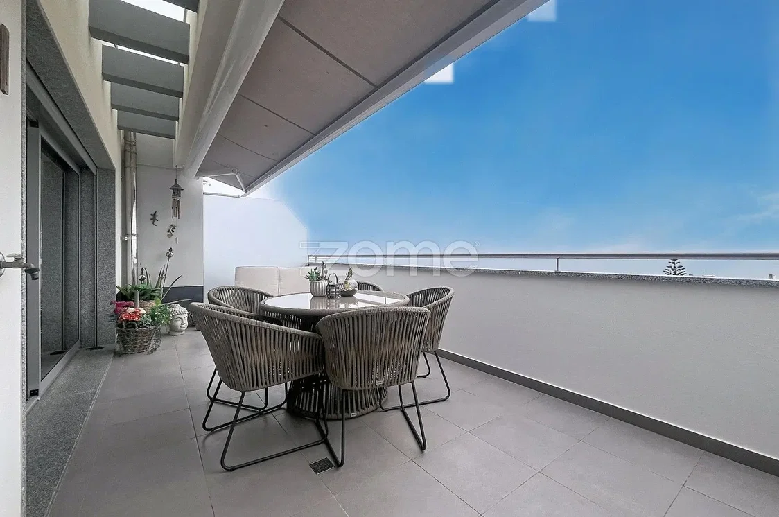 Balcon; lumière naturelle, carrelage