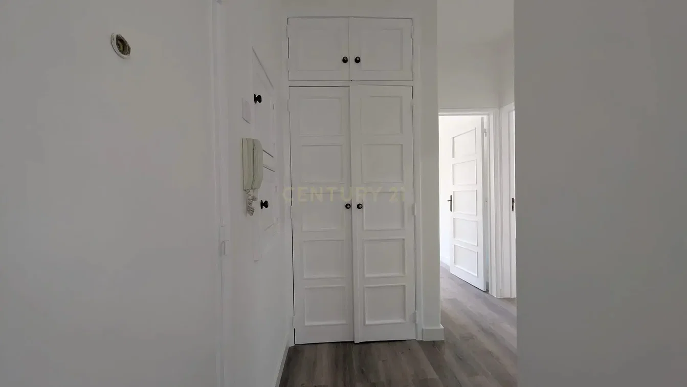 Garderobe; holzboden, tageslicht