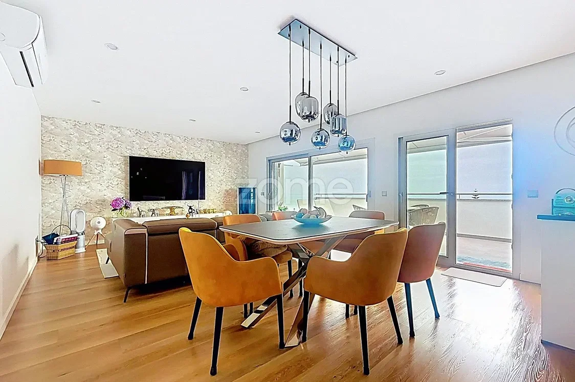 Дневна соба; дрвени под, природно светло, модерни стил