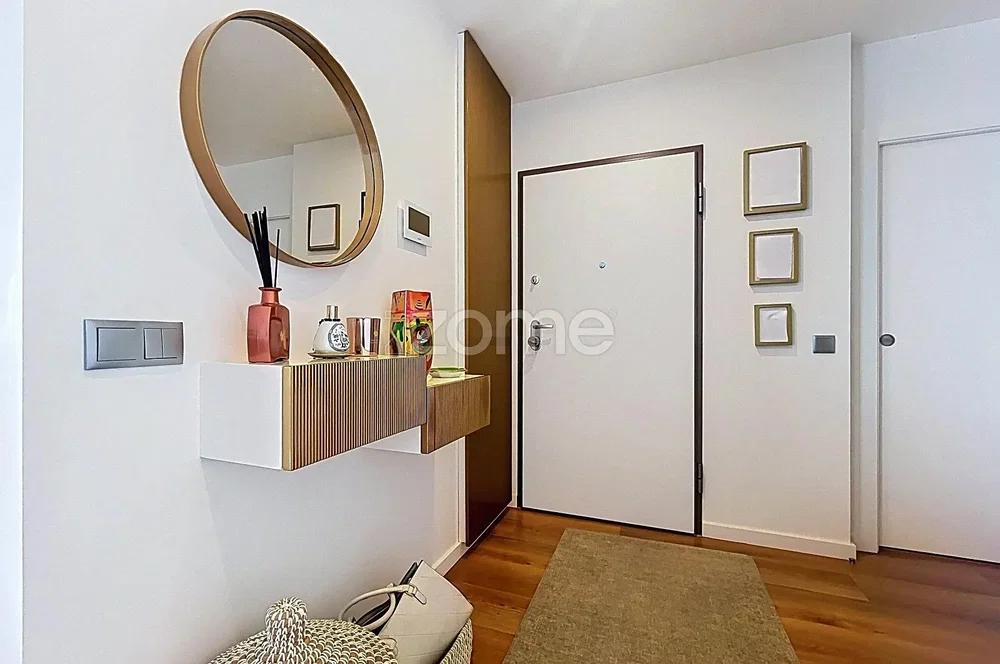 Vestiaire; parquet, lumière naturelle, style moderne