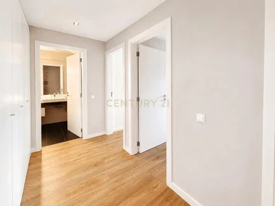 Vestiaire; parquet, lumière naturelle, rénové