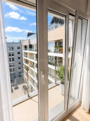 Balcon; vue, carrelage, lumière naturelle