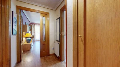 Woonkamer; houten vloer, houten balken