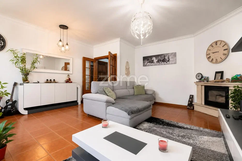Sala de estar; luz natural, lareira, estilo moderno