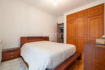 Quarto; chão de madeira, vigas de madeira, renovado, luz natural